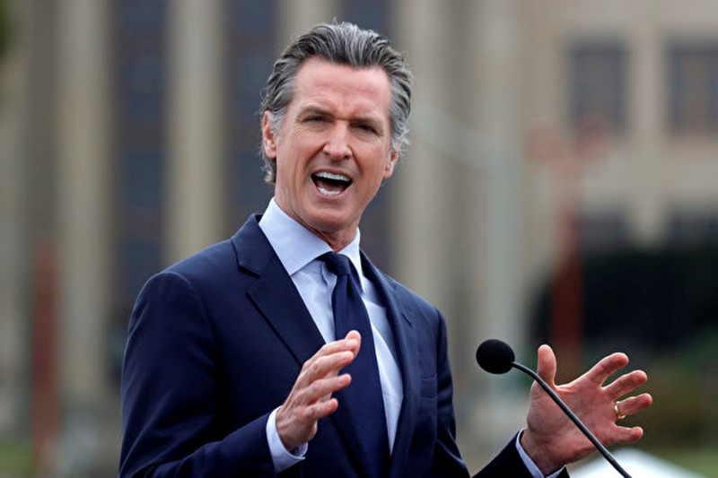 Thống đốc bang California Gavin Newsom chỉ trích mạnh mẽ việc ông Trump điều động 2.000 binh sĩ Vệ binh quốc gia đến Los Angeles. Ảnh: Getty. Ong Newsom.jpg