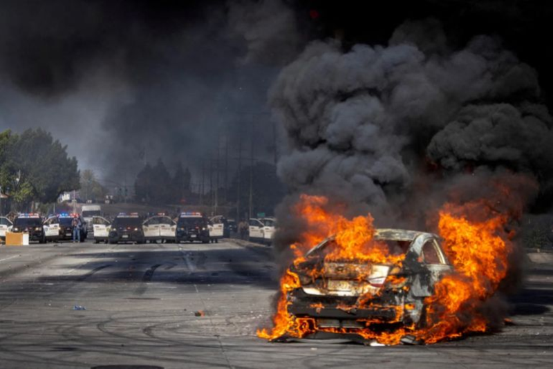 Biểu tình phát triển thành bạo loạn trên đường phố Los Angeles. Ảnh: AFP.