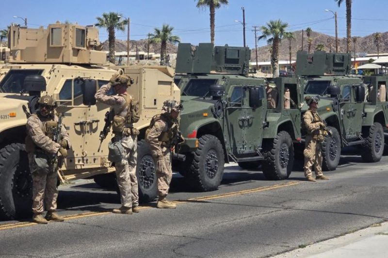 Hình ảnh lực lượng Lính thủy đánh bộ hành quân tới Los Angeles. Ảnh: AFP. LTDB hanh quan toi Cali.png