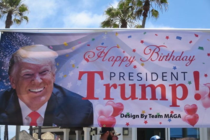 Tranh cổ động chúc mừng sinh nhật ông Trump được treo trên phố. Ảnh: DJY. Ap phich chao mung.jpg
