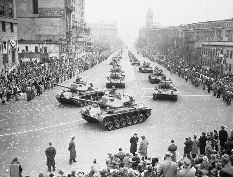 Cuộc duyệt binh mừng chiến thắng Chiến tranh thế giới thứ hai tổ chức ngày 12/1/1946. Ảnh: QQnews. Duyet binh nam 1946.png