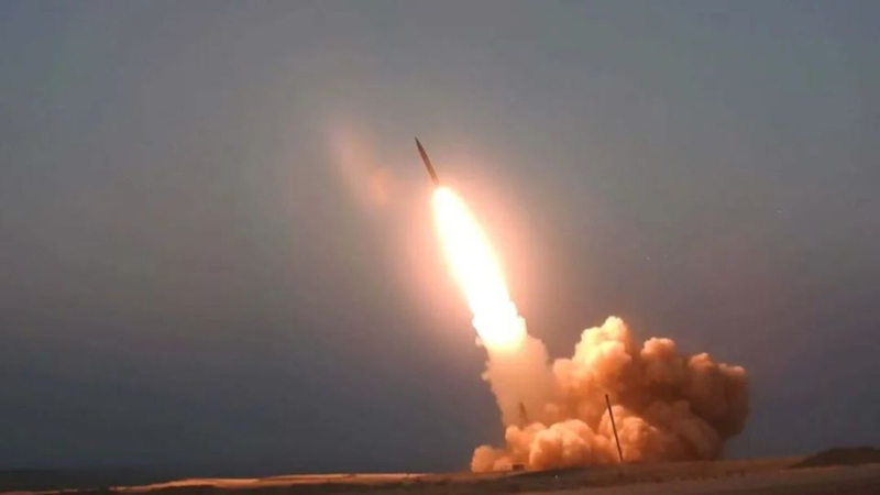 Iran phóng thử thành công tên lửa tầm trung siêu thanh Qassem Basis. Ảnh: Sohu. Phong thu.png