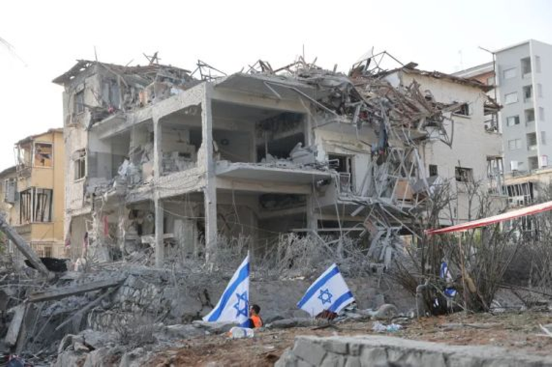 Một tòa nhà ở Ramat Gan cách Tel Aviv 30 km về phía Nam bị trúng tên lửa Iran. Ảnh: Reuters. nha o Ramat Gan.png