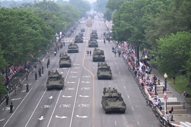 Đoàn xe tăng tham gia cuộc duyệt binh. Ảnh: AFP. Doan xe tang.jpg