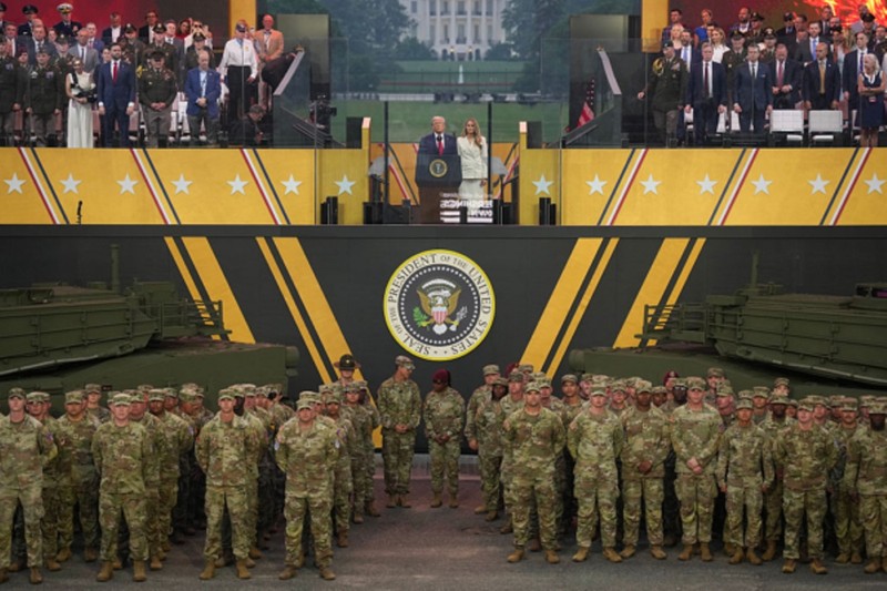 Tổng thống Trump và phu nhân dự lễ duyệt binh chiều 14/6. Ảnh: Getty.