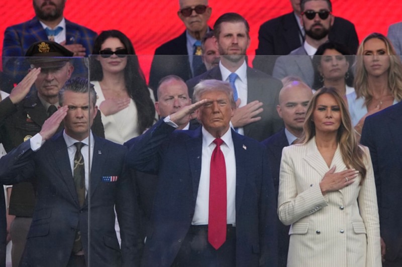 Vợ chồng Tổng thống Trump và các quan khách trên lễ đài được lớp kính chống đạn bảo vệ. Ảnh: Getty. Sau lop kinh Getty.jpg