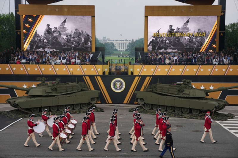 Binh sĩ mặc trang phục thời kỳ Chiến tranh giành độc lập diễu qua lễ đài. Ảnh: Getty. Trang ohuc chien tranh doc lap Getty.jpg