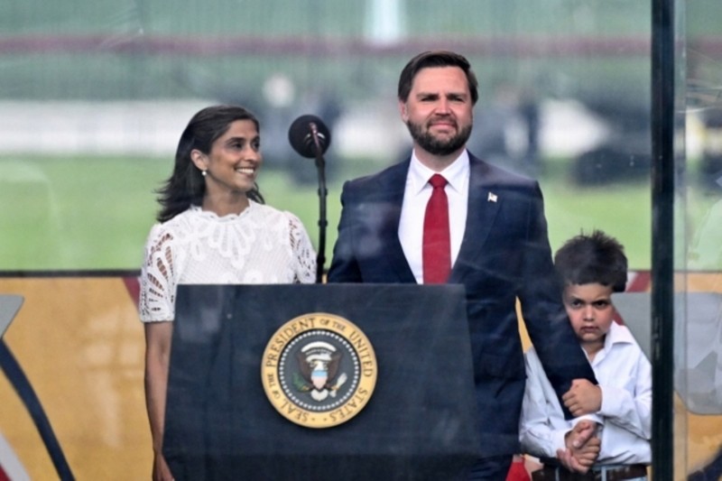 Phó Tổng thống J.D. Vance phát biểu, đưa theo vợ và con lên bục. Ảnh: AFP. Vance va vo con.jpg