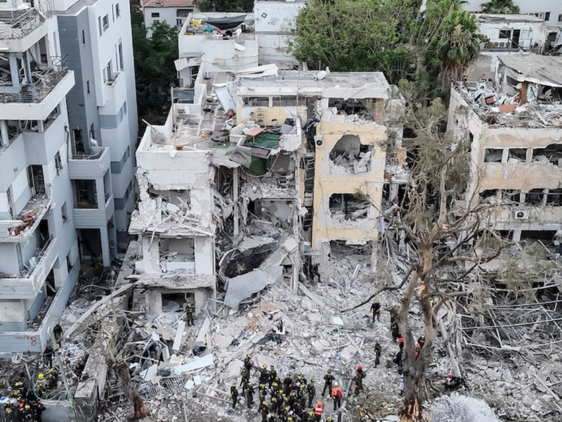 Cảnh đổ nát tại thủ đô Tel Aviv do tên lửa Iran gây ra đêm 15/6. Ảnh: Reuters.