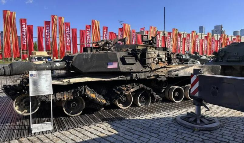 Xác xe tăng M1A1 Abrams của Ukraine được Nga trưng bày ở Công viên Chiến thắng Moscow. Ảnh: QQnews. M1A1 o cong vien Chien thang.png