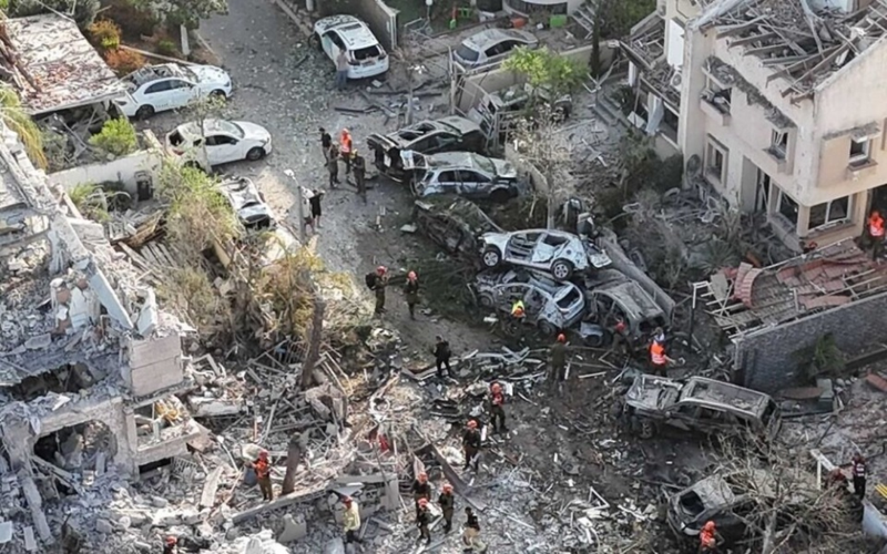 Cảnh tan hoang ở một khu dân cư Tel Aviv sau khi trúng tên lửa. Ảnh: Reuters. Ten lua Iran.png