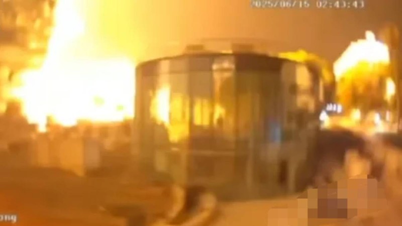 Ảnh chụp màn hình video cảnh Viện Weizmann bốc cháy sau khi bị trúng tên lửa Iran. Ảnh: Singtao. Vien Weizmann boc chay.jpg