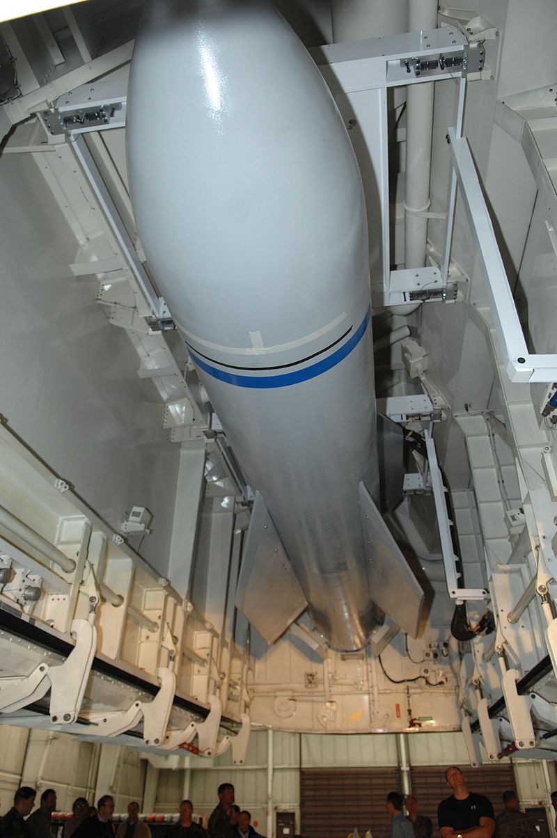Bom GBU-57 được lắp vào khoang vũ khí bên trong thân máy bay B-2. Ảnh: Wiki. GBU-57 duoc gan vao khoang B-2.jpg