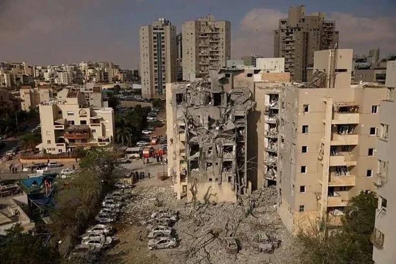 Một khu dân cư Israel bị trúng tên lửa Iran. Ảnh: QQnews. israel bi tan pha.jpg