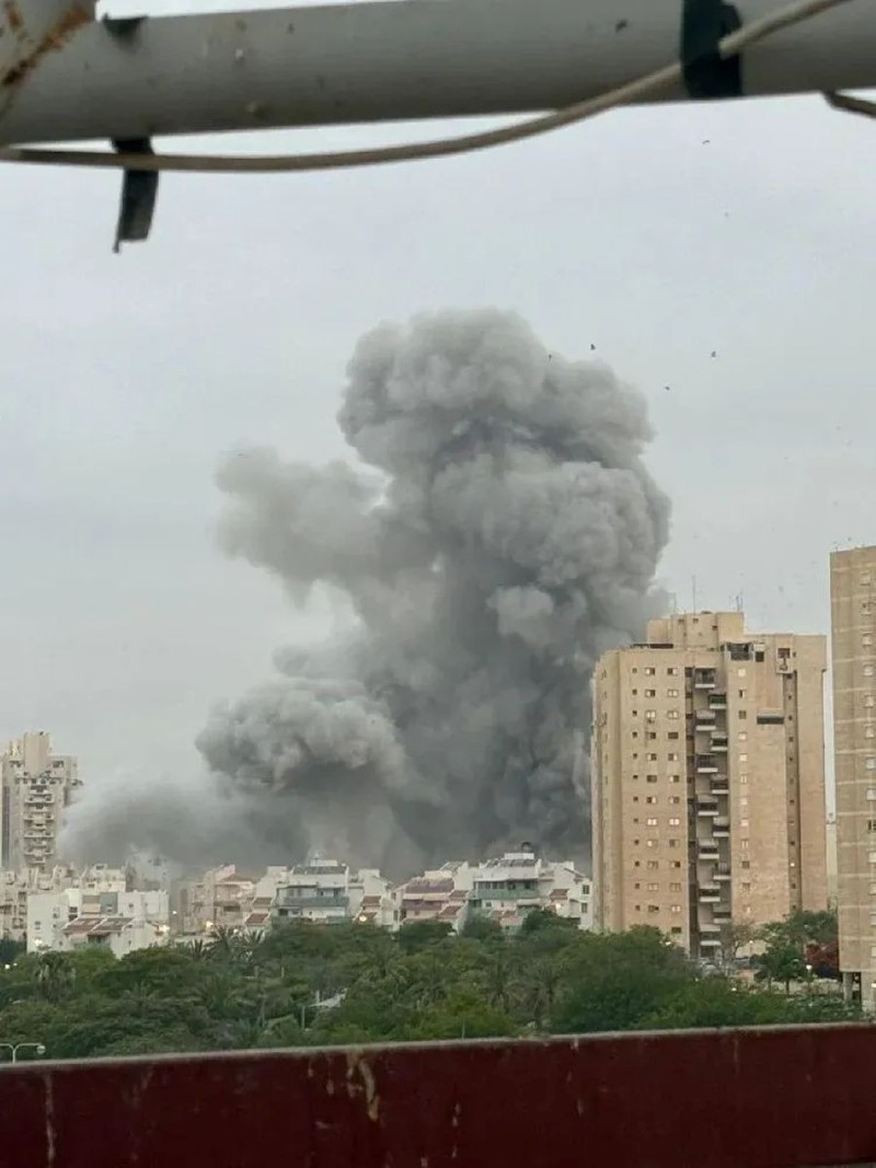 Tên lửa Iran rơi xuống lãnh thổ israel sau khi có thỏa thuận ngừng bắn. Ảnh: QQnews Ten lua Iran ban sang.jpg
