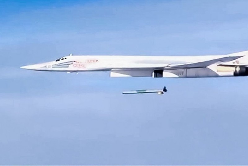 Tu-160 phóng tên lửa tấn công từ ngoài khu vực phòng thủ. Ảnh: Thepaper. Phong ten lua.jpg