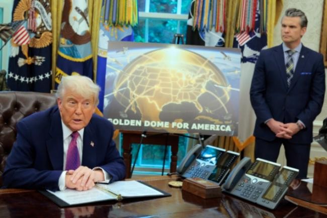 Ông Trump và Bộ trưởng Quốc phòng Mỹ Pete Hegseth giới thiệu về hệ thống "Vòm Vàng" tại Nhà Trắng. Ảnh: Reuters. Trump và Pete.jpg