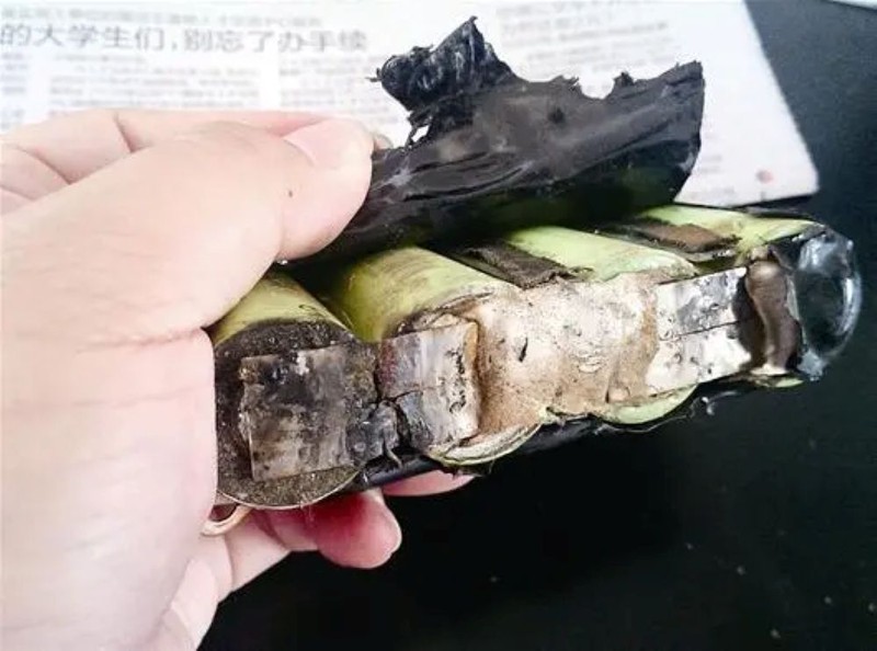 Nguyên nhân cháy nổ được xác định là do pin lõi (cell). Ảnh: Ifeng. Mot cục sac bi chay.jpg