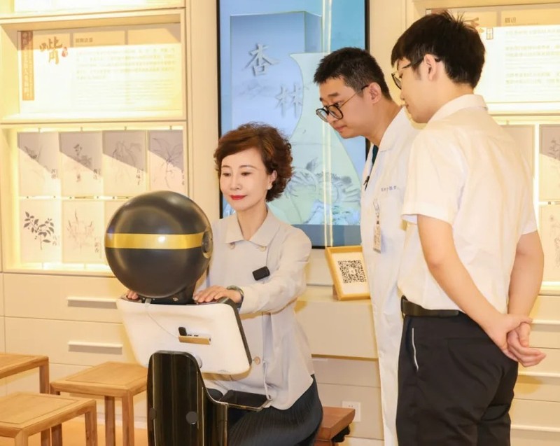 Thiết bị Tứ Chẩn Nghi sử dụng trí tuệ nhân tạo vào khám bệnh y học cổ truyền đã được ứng dụng tại một số nơi. Ảnh: VCG. Robot dong y kham benh.jpg