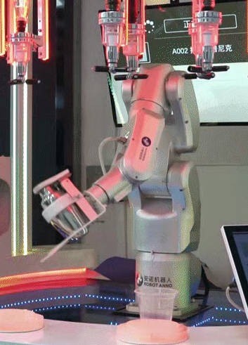 Robot của Anno đang pha chế cocktail trong quầy bar nhà hàng. Ảnh: VCG. Robot pha che.jpg