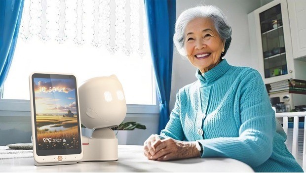 Robot Tiểu Bạch có thể chủ động gợi chuyện, tâm sự với người già. Ảnh: VCG. Robot Tieu Bạc tam su voi nguoi gia.jpg