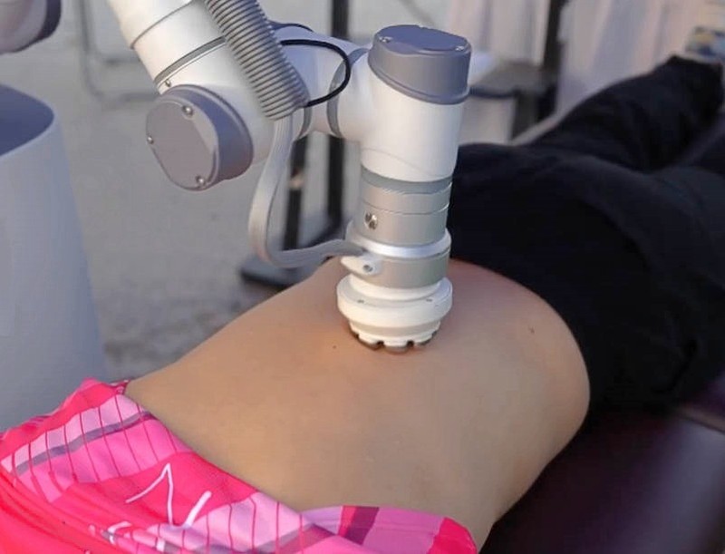 Robot xoa bóp, bấm huyệt trị liệu cho người bệnh. Ảnh: VCG. Robot xoa bop.jpg