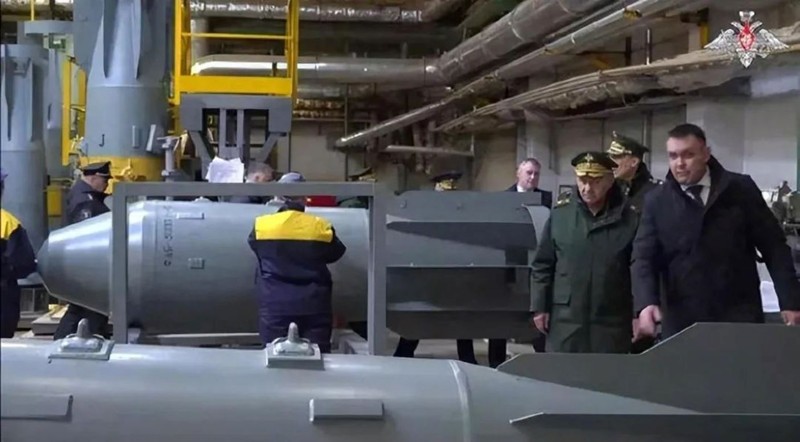 Cựu Bộ trưởng Quốc phòng Nga Sergei Shoigu thị sát nhà máy sản xuất bom. Ảnh: BQP Nga. Cuu Bo truong Shoigu thi sat.jpeg
