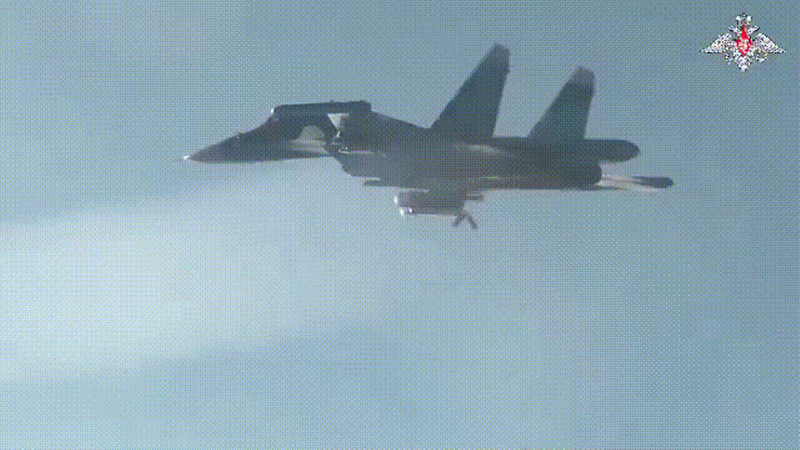 Máy bay Su-34 mang bom hàng không có gắn bộ điều hướng UMPK. Ảnh: BQP Nga. Su-34 nem.png