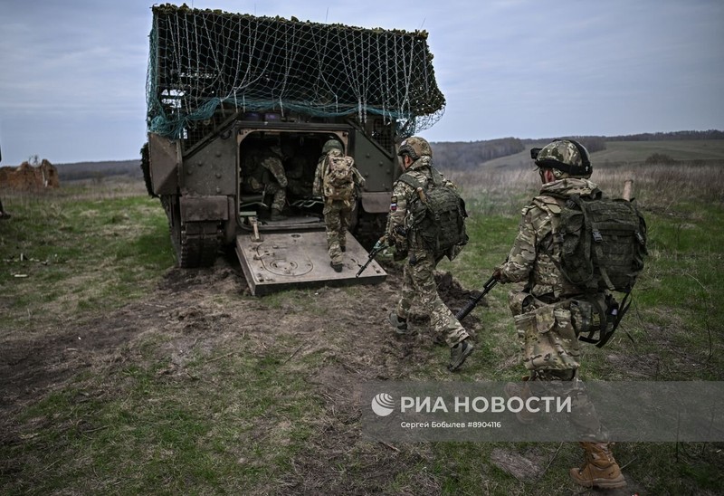 Lính thủy đánh bộ Nga huấn luyện cùng xe Bradley thu được từ Ukraine. Ảnh: RIA. Linh Nga huan luyen cung xe Bradley.jpg