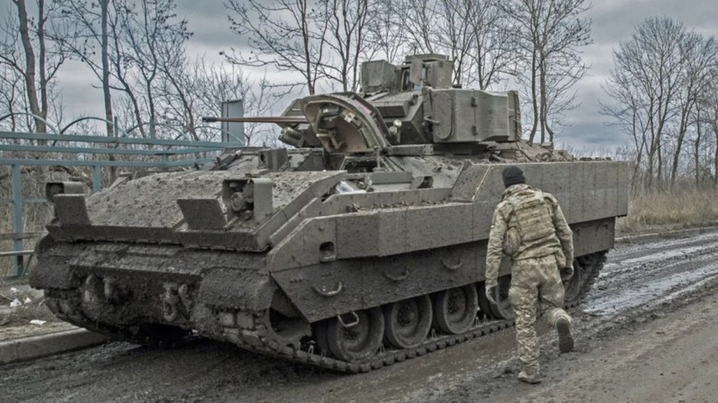 Xe chiến đấu Bradley Mỹ cung cấp cho quân đội Ukraine. Ảnh: QQnews. M2 BRADLEY cua Ukraine.jpg