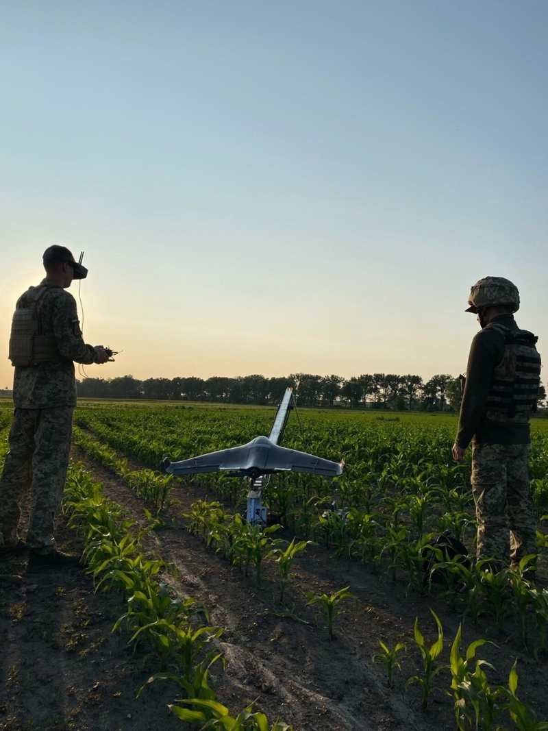 Binh sĩ Ukraine chuẩn bị phóng UAV đánh chặn. Ảnh: QQnews. Chuan bi phong.png
