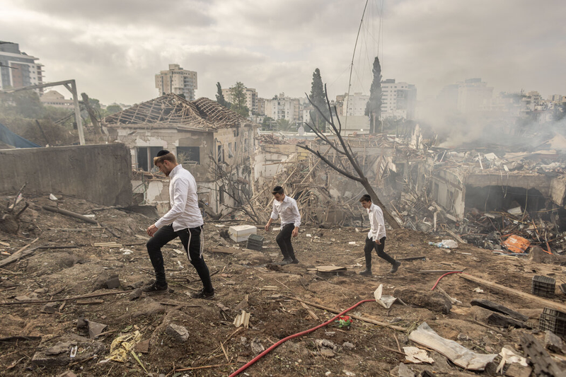 Cảnh đổ nát ở thành phố Rehovot sau khi trúng tên lửa của Iran. Ảnh: NYTimes. Rehovot trung ten lua.png