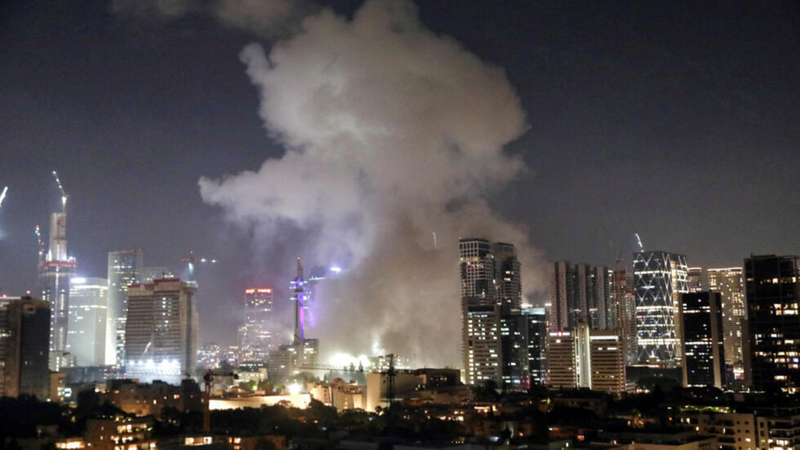 Tên lửa Iran đánh trúng mục tiêu ở Tel Aviv, gây cháy nổ. Ảnh: Reuters.