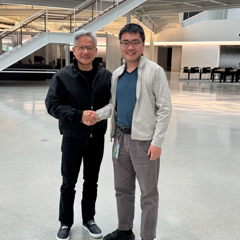 Jensen Huang và tài năng AI Jiantao Jiao. Ảnh: Sohu. Jensen Huang va Jiantao Jiao.png