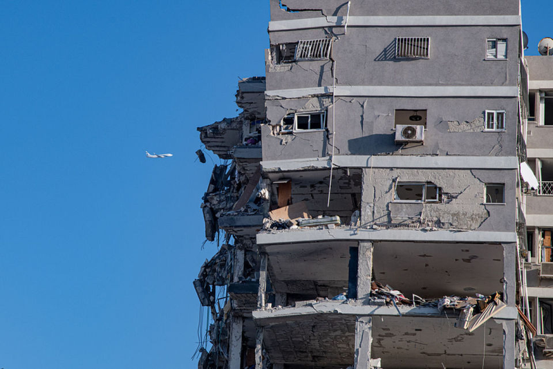 Một tòa nhà tại Bat Yam, thành phố ven biển gần Tel Aviv của Israel bị trúng tên lửa của Iran trong Cuộc chiến 12 ngày. Ảnh: VCG. Nha Israel bi trung ten lua.png