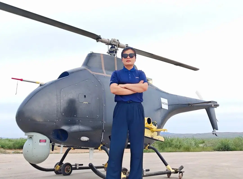 Chiếc máy bay trực thăng không người lái và người điều khiển trong vụ thử nghiệm. Ảnh: Topwar. Nguoi dieu khien.png