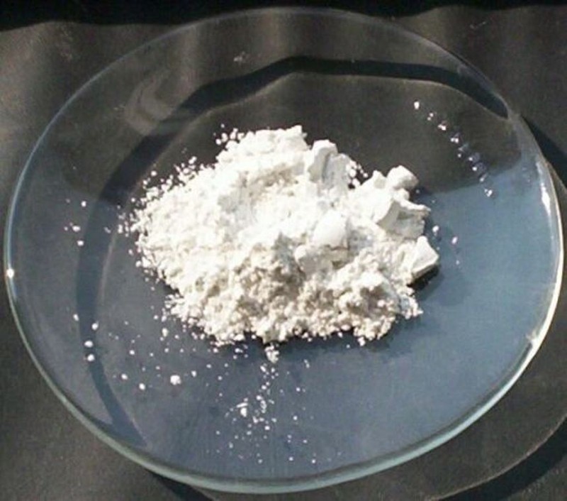 Mỹ đã nhập được gần 4.000 tấn Diantimon trioxide (Sb2O3) chỉ trong 5 tháng sau khi Trung Quốc đã ban hành lệnh cấm. Ảnh: Wiki. Antimony_trioxide.jpg