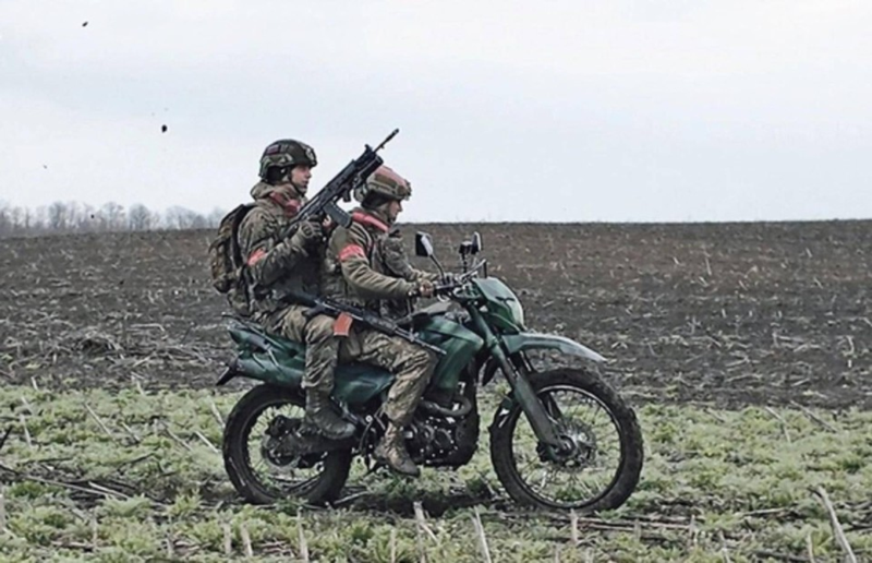 Hình ảnh người lính bộ binh Nga trên chiến trường Ukraine hiện nay. Ảnh: QQnews. Bo binh mo to.png