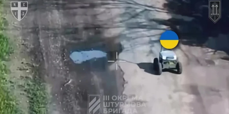 Xe Robot cảm tử của Ukraine tấn công trận địa quân Nga. Ảnh: Bjnews. Xe robot Ukraine.png