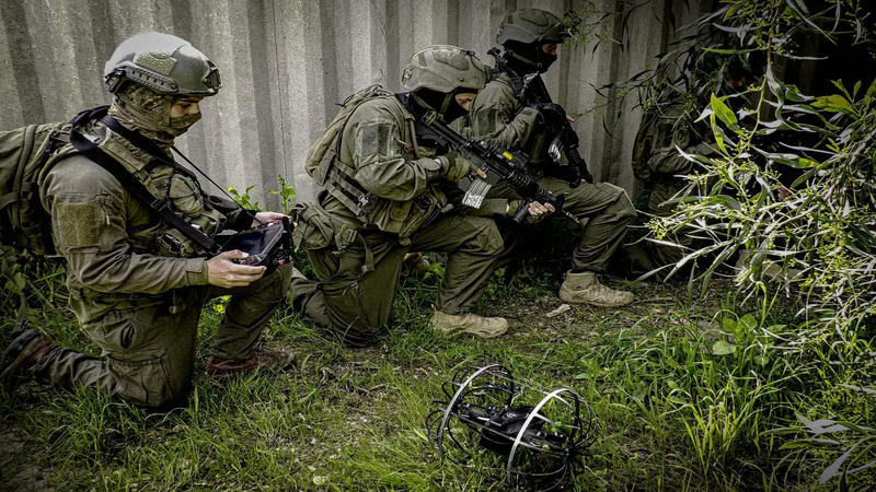 Lính đặc nhiệm Israel đang điều khiển Tarnegol đi làm nhiệm vụ. Ảnh: Topwar. Linh dieu khien UAV.png
