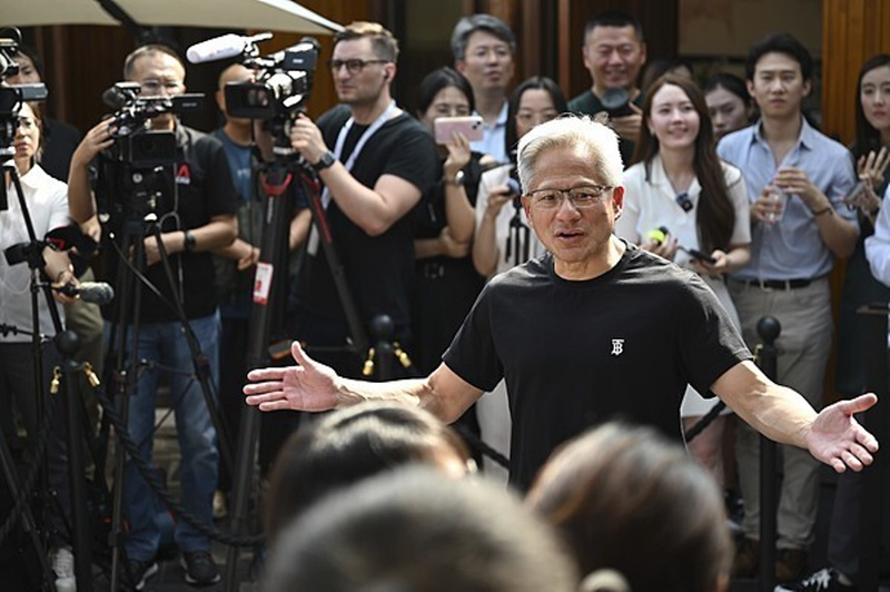 CEO Nvidia Jensen Huang thông báo tin chính phủ Mỹ phê chuẩn công ty của ông bán chip H20 cho Trung Quốc. Ảnh: QQnews. Jensen Huang thong bao.png