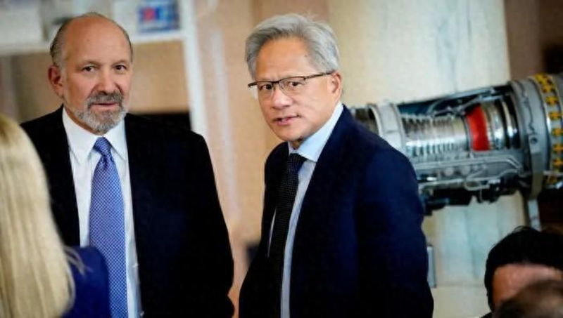Ông Jensen Huang và Bộ trưởng Thương mại Mỹ Howard Lutnick. Ảnh: QQnews. Jensen Huang va Lutnik.png