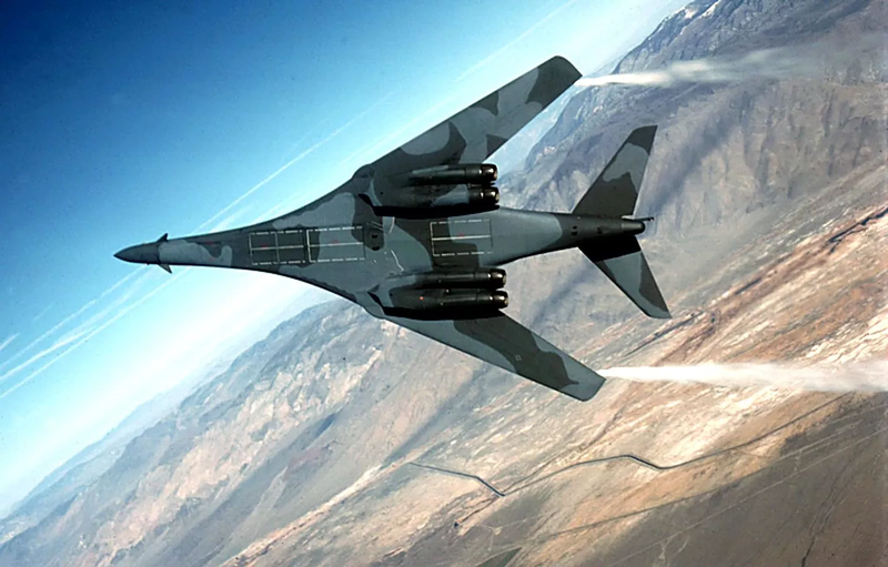 B-1B "Lancer" trong trạng thái bay với tốc độ siêu âm. Ảnh: Wiki. Bay voi toc do sieu am.png