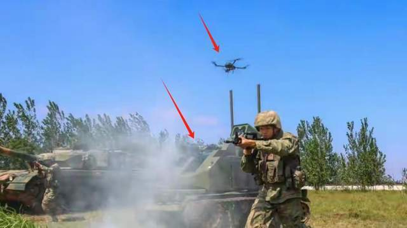 UAV, xe chiến đấu không người lái và binh sĩ cùng nhau xung phong. Ảnh: Sohu. Chien xa va UAV cung xung phong.png
