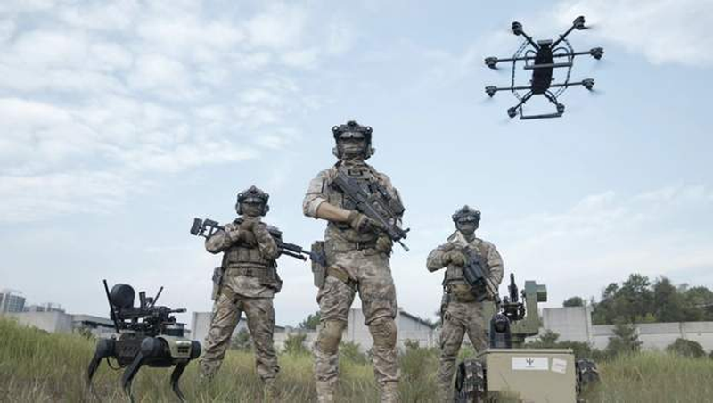 UAV, robot sói chiến đấu và chiến xa không người lái đã được phổ cập ở một số đơn vị. Ảnh: Sohu. UAV, cho may va xe chien dau da pho cap.png