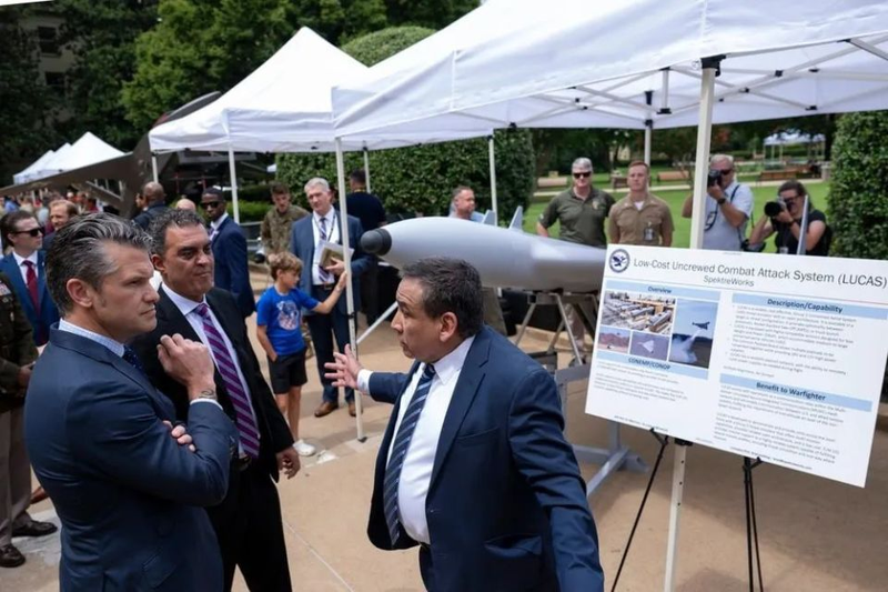 Bộ trưởng Quốc phòng Mỹ Pete Hegseth trao đổi với nhà sản xuất về LUCAS. Ảnh: QQnews. Nghe gioi thieu.png