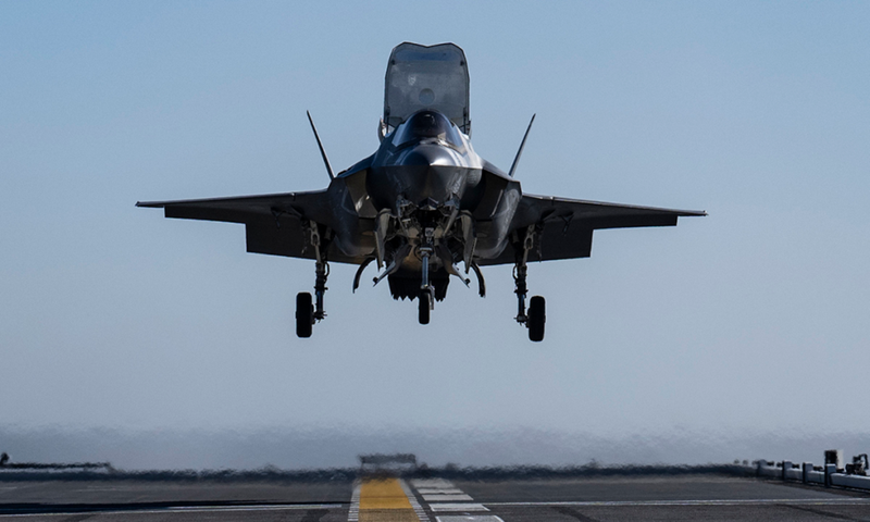 Máy bay F-35B của Nhật đang hạ cánh trên tàu tấn công đổ bộ. Ảnh: US NAVY. F-35B cua Nhat.png