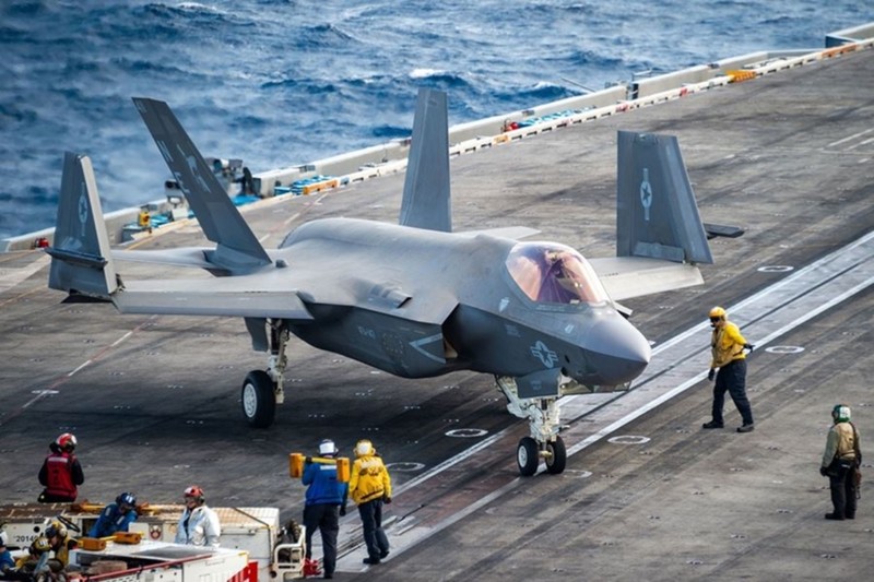 Máy bay F-35C đậu trên tàu sân bay. Ảnh: US NAVY. F-35C.jpg