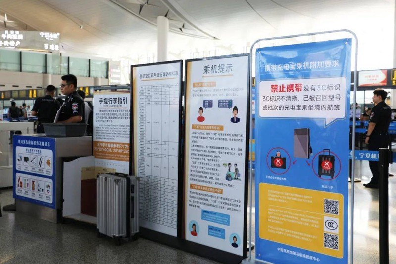 Các sân bay đồng loạt triển khai lệnh cấm sạc dự phòng không hợp chuẩn. Ảnh: Sohu. Thong bao cam pin sac.jpeg