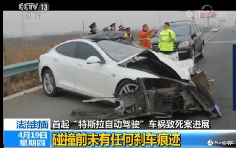 Vụ việc "xe Tesla tự lái" gây tai nạn chết người gây tranh cãi về tính an toàn của loại xe này khi "không có dấu vết phanh xe". Ảnh: Sohu. Tesla tu lai gay tai nan.png